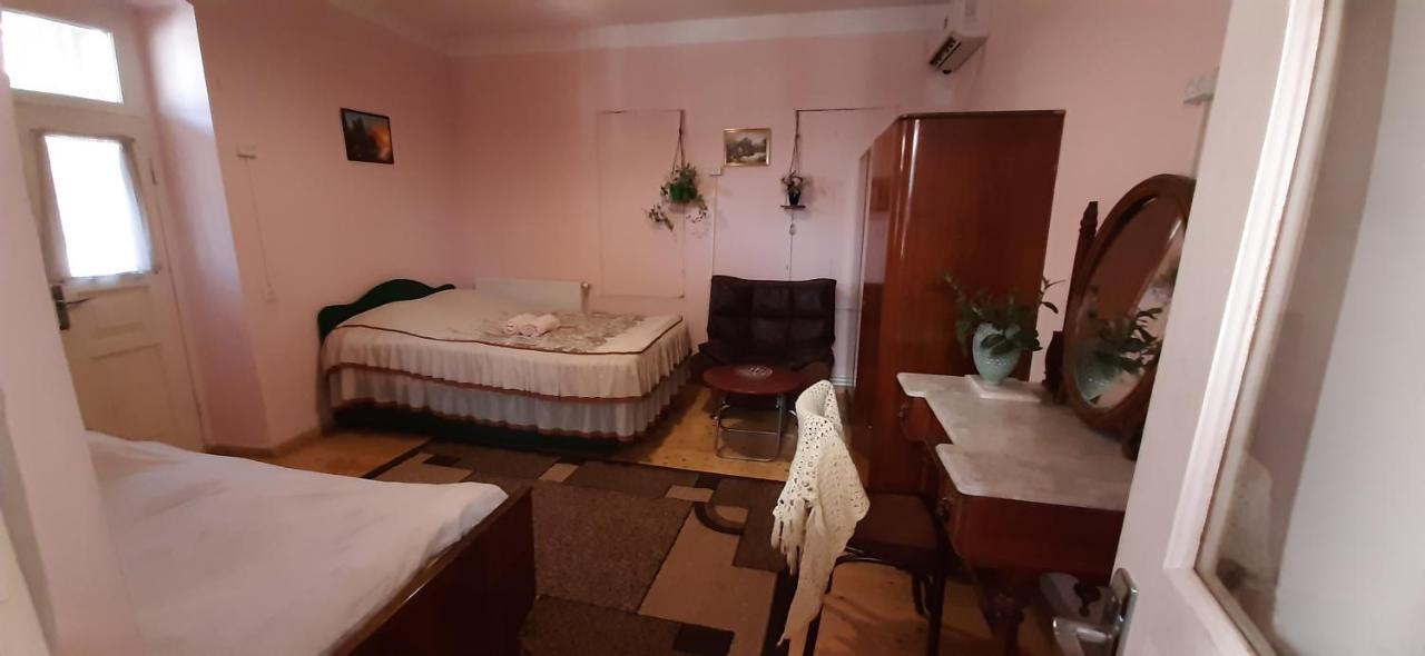 Hostel Nino Tbilisi Esterno foto